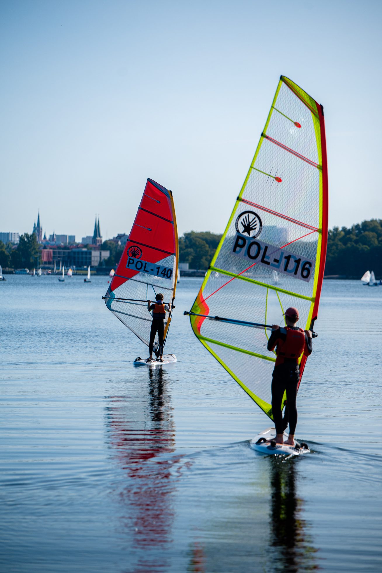 Ludzie uprawiający sporty wodne na Jeziorze Ukiel